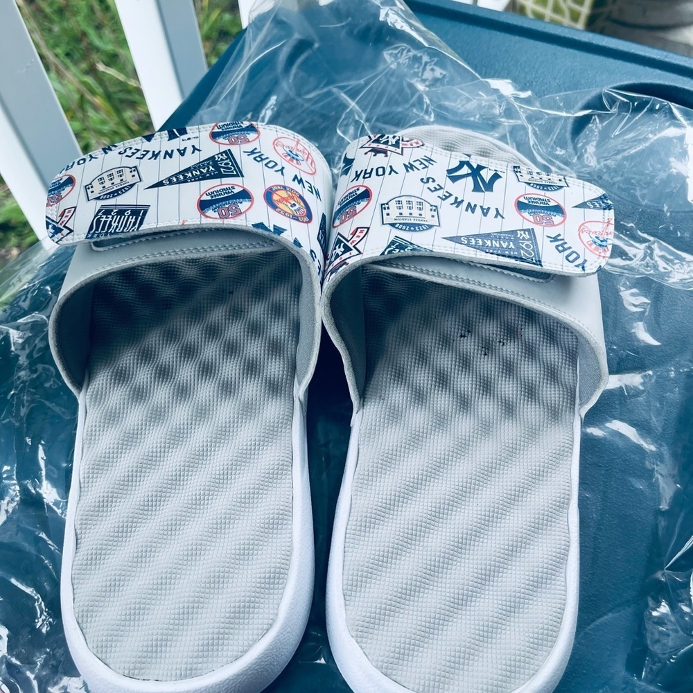 News Yankees Cooperstown Loudmouth Slides - Picture 7 of 7
